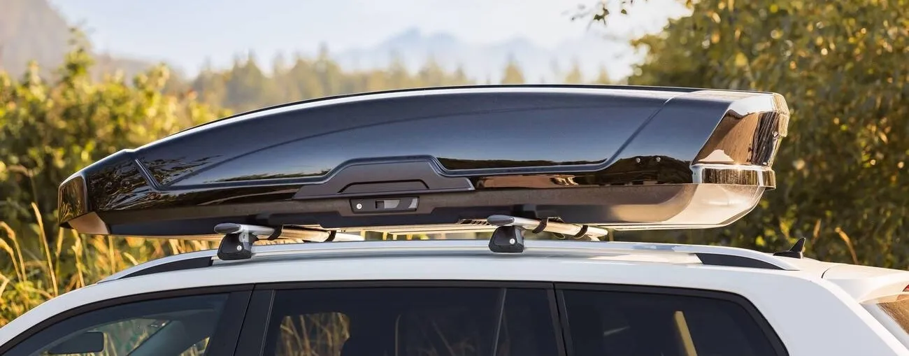 Thule dakkoffer huren bij North Sport Rentals - North Sport Rentals Thule dakkoffer op auto gemonteerd in Minnesota