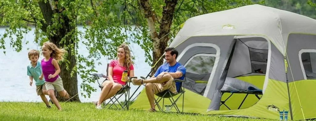 Familie mit Campingausrüstung im Wald von Minnesota